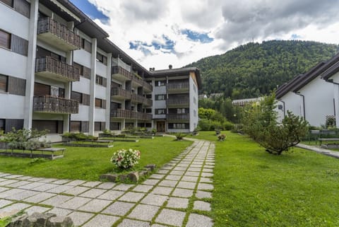 Typical vintage flat with terrace (overlooking the Julian Alps!) That can accommodate up to 4 people, located in a quiet area with common garden a stone's throw from the center of Tarvisio. Thanks to its strategic position, from the apartment you can rea Apartment in Tarvisio