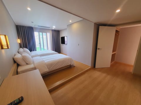 Studio Suite | Premium bedding, desk, blackout drapes, free WiFi