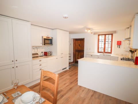 Cottage | Private kitchen | Fridge, dishwasher, electric kettle, toaster