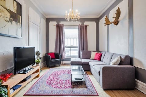 We are Superhost since 2015!  With over 3500 great reviews that speaks for themselves!  We have all the city permits and insurance required. **100% LEGAL** Contact us! Contactez-nous ;)