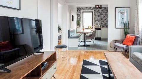 We are Superhost since 2015, with over 3500 great reviews! We have all the city permits and insurance required.               ** 100% LEGAL **Bright living room with 55" HD Roku TV , Free Ultra-speed Wi-fi Contact us! Contactez-nous!