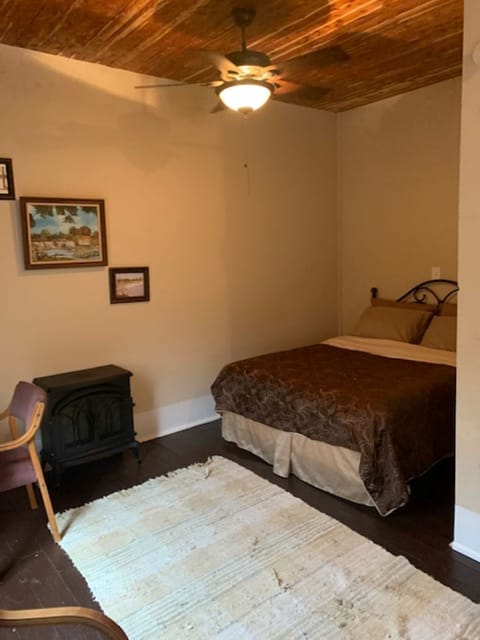 Dam Room, Queen size bed