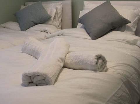 Bedroom 1 - 2 single beds