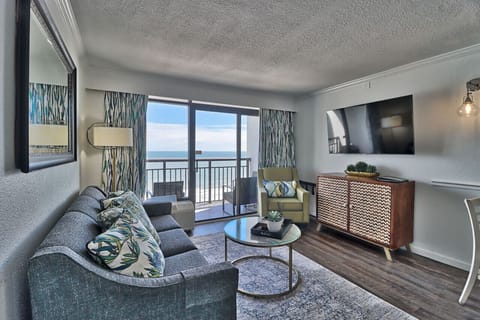 Living area with Direct Ocean view