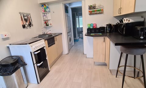 Cottage | Private kitchen | Fridge, microwave, oven, stovetop