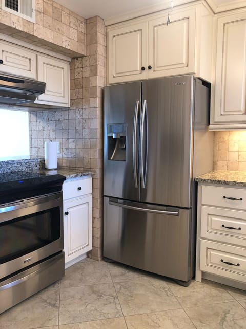 Newly renovated kitchen as of November 2021. 