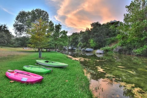 Peaceful riverfront mornings with included kayaks in Georgetown