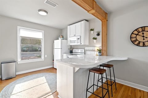 Kitchen with breakfast bar