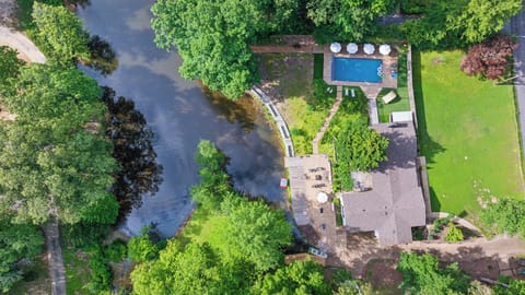 Lakefront Home w/generous large front and back yard overlooking the water