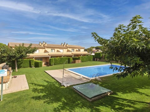 Sky, Cloud, Plant, Water, Swimming Pool, Building, Shade, Land Lot, Leisure, Window