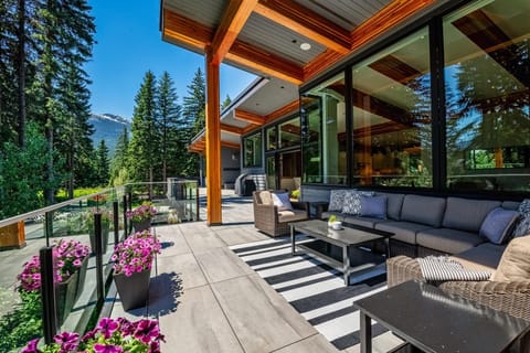 Gorgeous patio entertainment space - covered for year round use