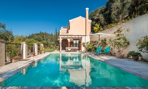 Outdoor pool, pool umbrellas, sun loungers
