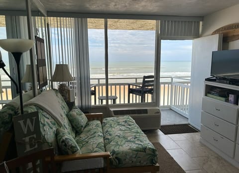 Oceanfront unit. Beach straight ahead!!