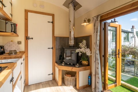 Honey Bee Shepherd's Hut - Hawkshead Glamping