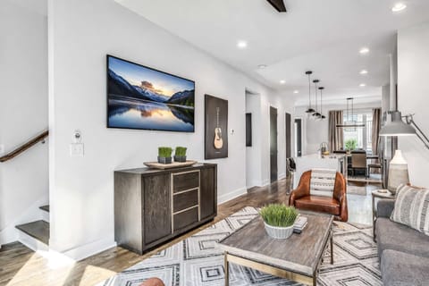 Modern lounge filled with natural light and an open flow into the kitchen, perfect for relaxing and gathering together.