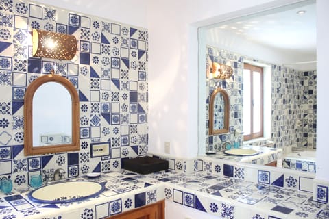 Family Triple Room, Multiple Beds | Bathroom | Hair dryer, towels