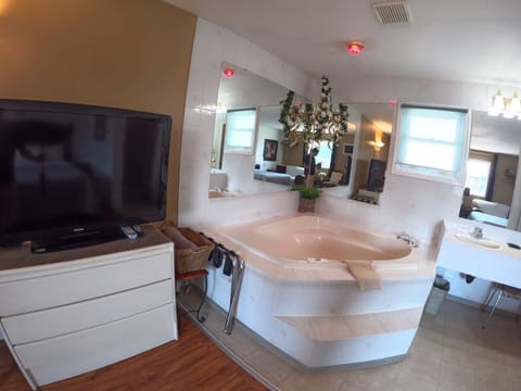 Honeymoon Room | Desk, laptop workspace, WiFi (free), bed sheets