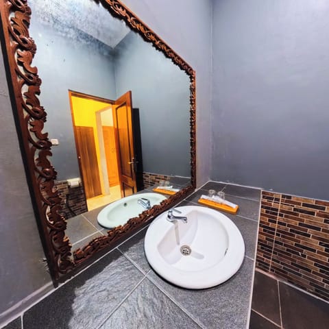 Family Room | Bathroom | Shower, towels