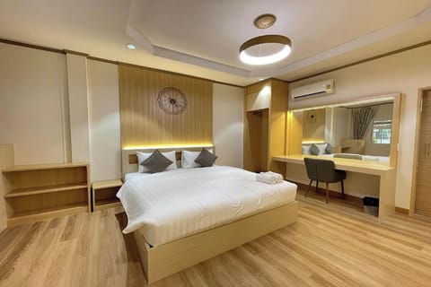 Studio King Bed | Desk, free WiFi, bed sheets