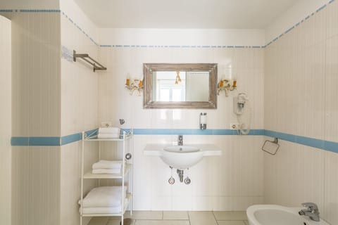 Room (Mare) | Bathroom | Shower, free toiletries, hair dryer, towels