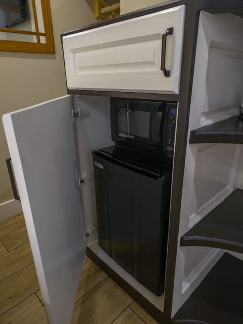 Standard Room, 1 King Bed, Private | Premium bedding, free WiFi, bed sheets