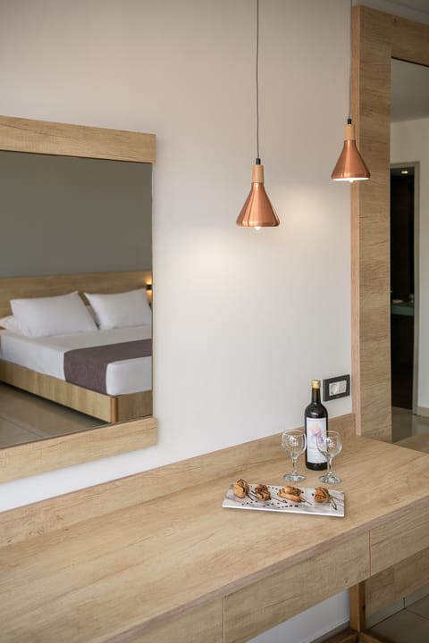 Deluxe Studio Suite, Private Pool | Soundproofing, iron/ironing board, free WiFi, bed sheets