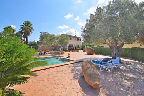 Holiday home with large pool and garden