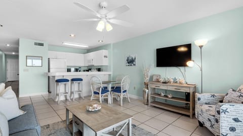 Mistral 15 Living Area