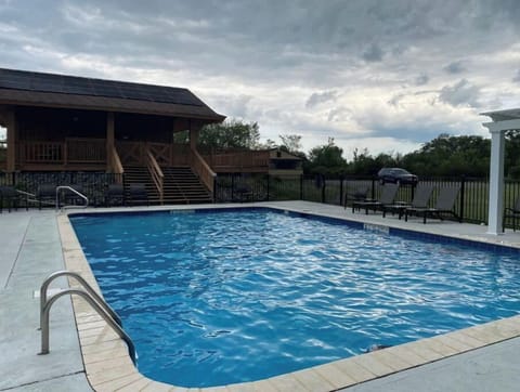 Cmmunity Pool (seasonal) located 3 minutes from home o