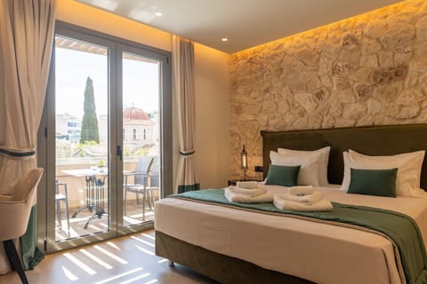 Deluxe Suite | Egyptian cotton sheets, premium bedding, memory foam beds, in-room safe