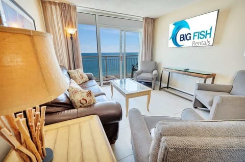 Living Room with Stunning Views☀️