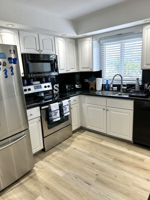 Kitchen. Blender, toaster, air fryer & Nespresso coffee machine, dishwasher.