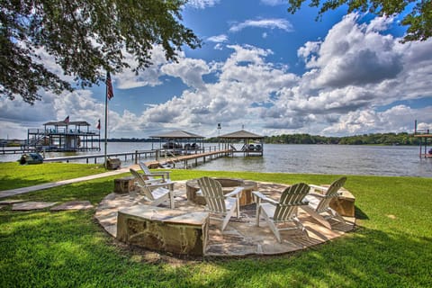 Malakoff Vacation Rental | 4BR | 3BA | 2,300 Sq Ft | Step-Free Access
