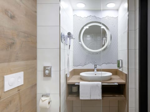 Hypo-allergenic bedding, blackout drapes, bed sheets