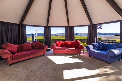 Lakehouse | Living area | 40-inch flat-screen TV with cable channels, TV
