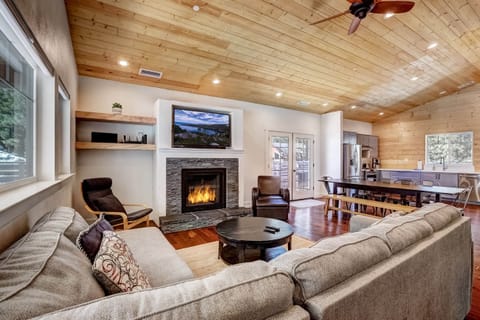 House, Multiple Beds, Balcony, Mountain View (Amachen Cabin) | Living area | 42-inch flat-screen TV with digital channels, fireplace