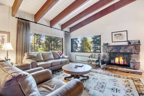 Townhome, Multiple Beds, Fireplace, Mountain View (Waters Edge Escape) | Living area | 42-inch flat-screen TV with digital channels, fireplace