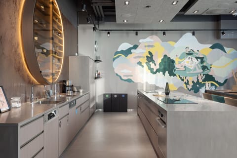 Full-size fridge, microwave, oven, stovetop