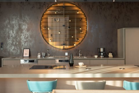 Full-size fridge, microwave, oven, stovetop