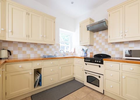 Fridge, dishwasher, cookware/dishes/utensils