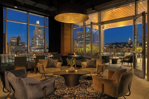 2 bars/lounges