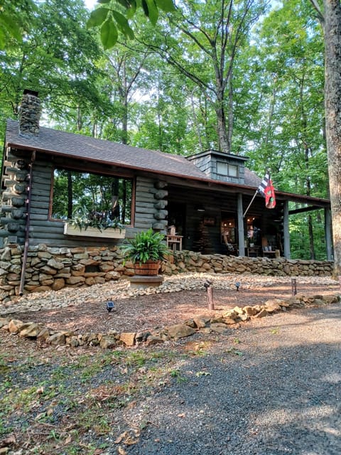 Nothing beats mountain time spent in an authentic hand-hewn log home! 