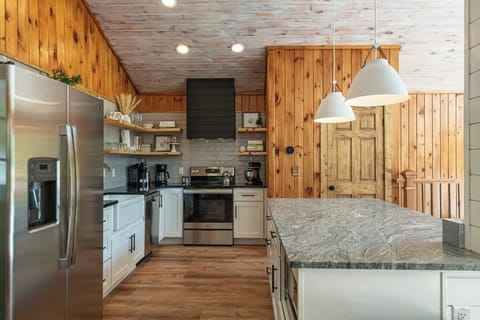 Beautiful open kitchen that is supplied with all kitchen basics + more!