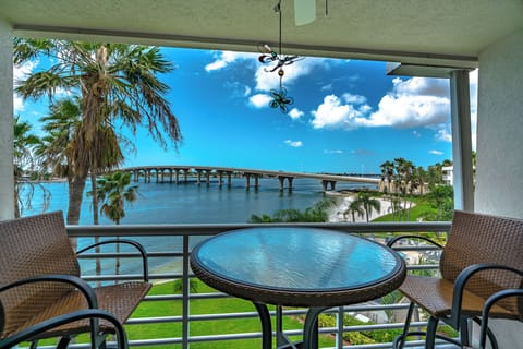 Condo (2 Bedrooms) | Front of property