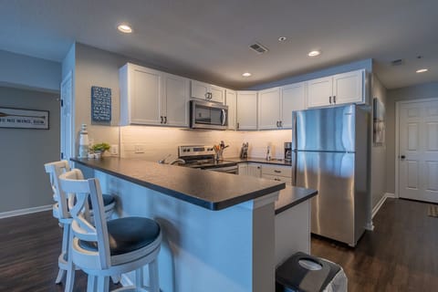 Kitchen with breakfast bar