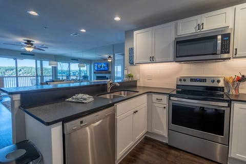 Kitchen with breakfast bar
