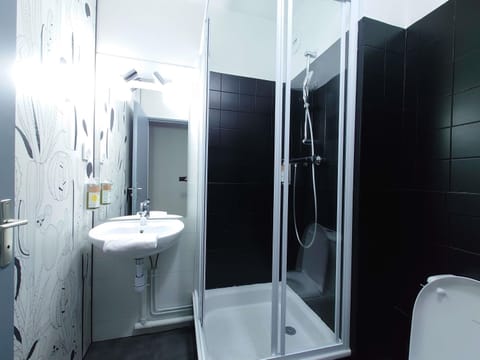 Desk, soundproofing, free WiFi, bed sheets