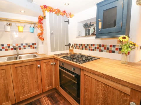 Cottage | Private kitchen | Fridge, electric kettle, toaster, cookware/dishes/utensils