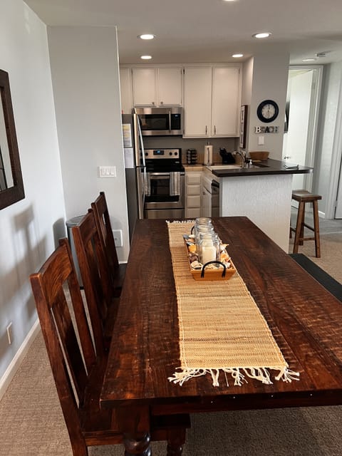 Large Dining Area and Table that Easily Seats 6