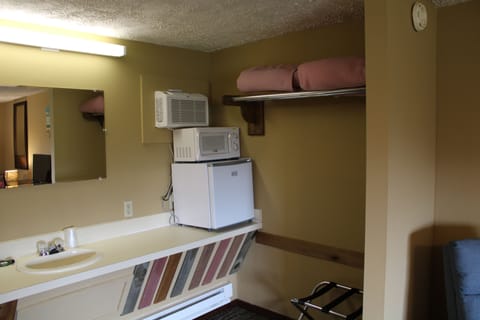 Deluxe Room | Hypo-allergenic bedding, free WiFi, bed sheets